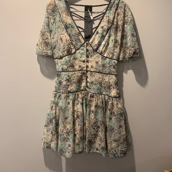 Free People Dresses & Skirts - Gorgeous Floral/Rose Dress Crossbody Back Size 4